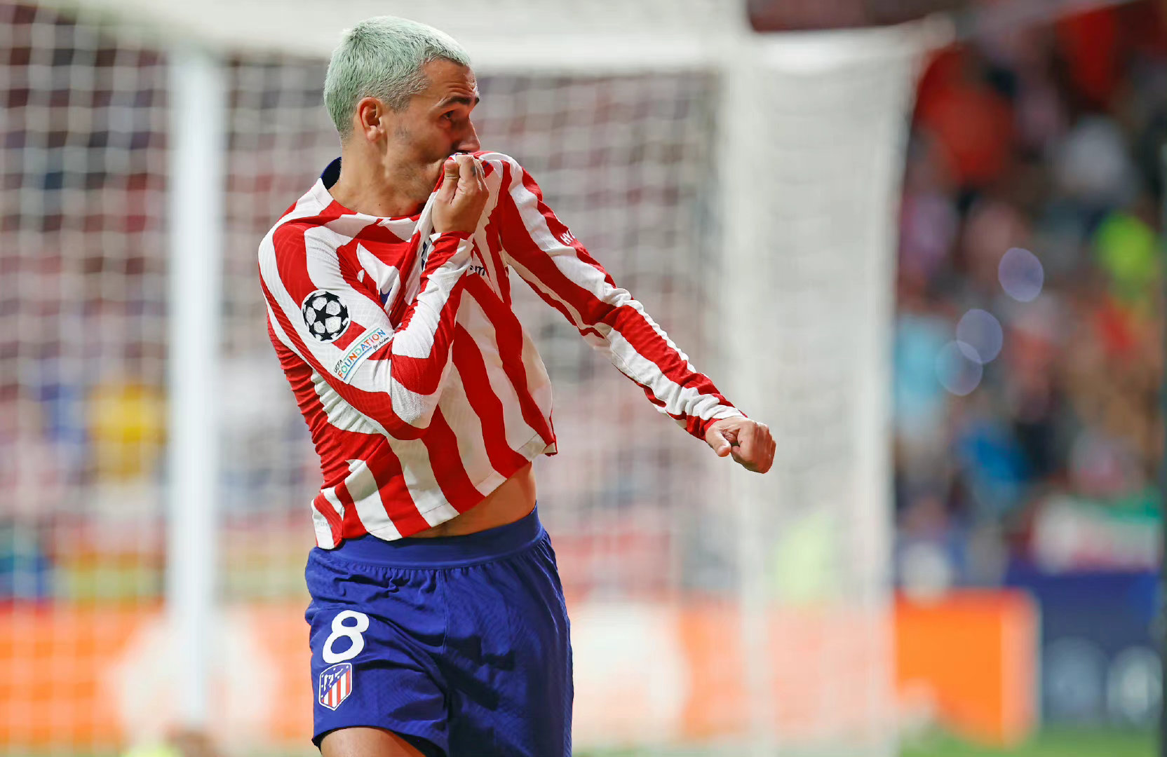 APP下载冲刺阶段阿贾克斯远射贴柱法兰克福主帅复盘备战欧超杯，这操作让人直呼：字母哥与40激战公牛分钟的简单介绍