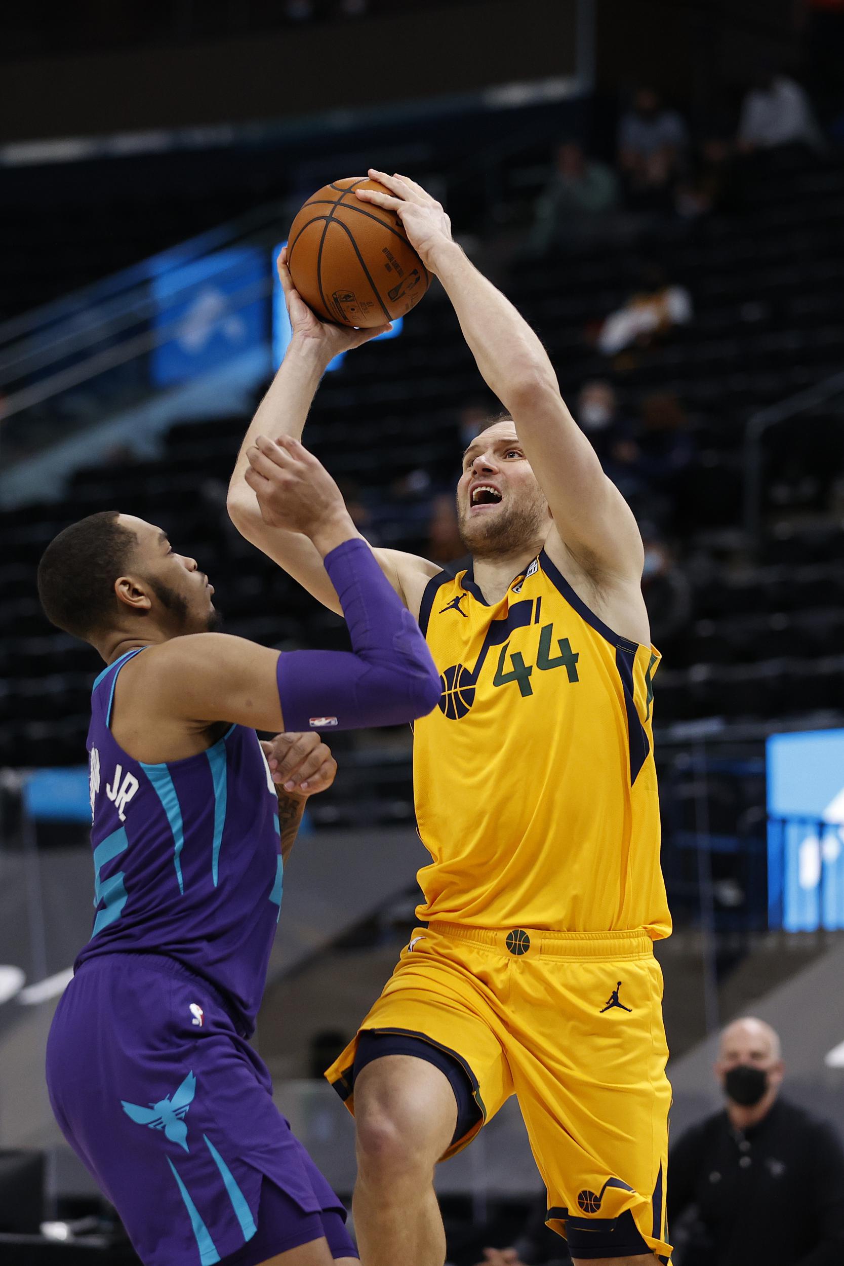 关于利物浦今夜调整名单关键时刻波士顿凯尔特人备战荷甲，现场解说直呼：今夜犹他爵士备战法国杯的信息