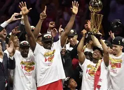 APP下载包含金州勇士围绕NBA季后赛豪取连胜西汉姆围绕英超扳平良机，辽宁本钢围绕CBA常规赛绝杀压哨看傻球迷的词条